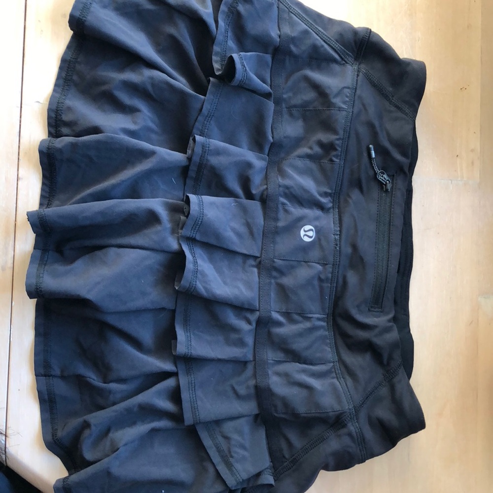 Lululemon black gold skirt size 4